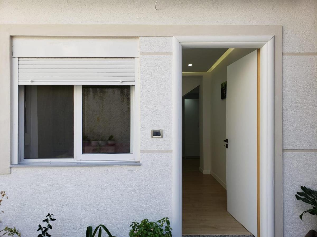 Loi Apartment Sarandë Esterno foto