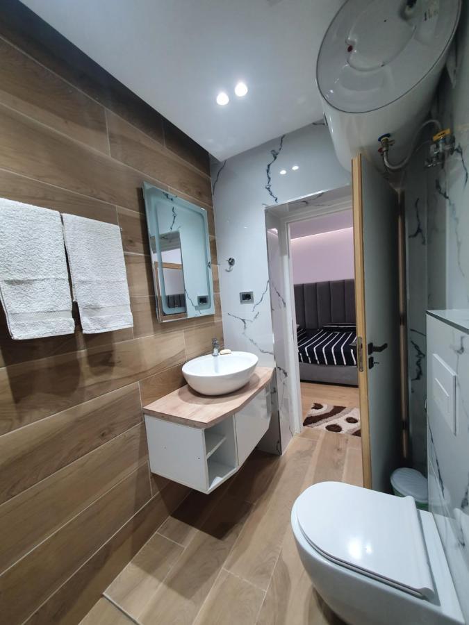 Loi Apartment Sarandë Esterno foto