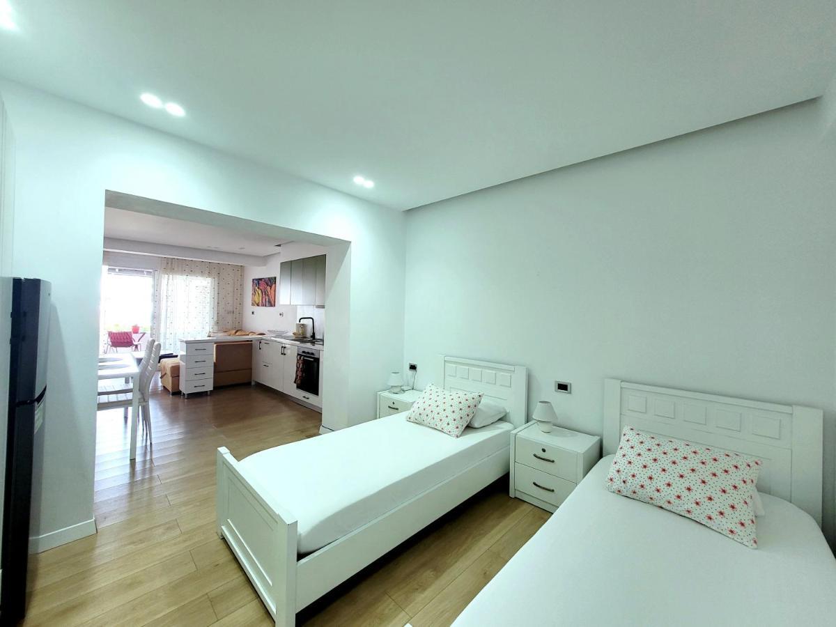 Loi Apartment Sarandë Esterno foto