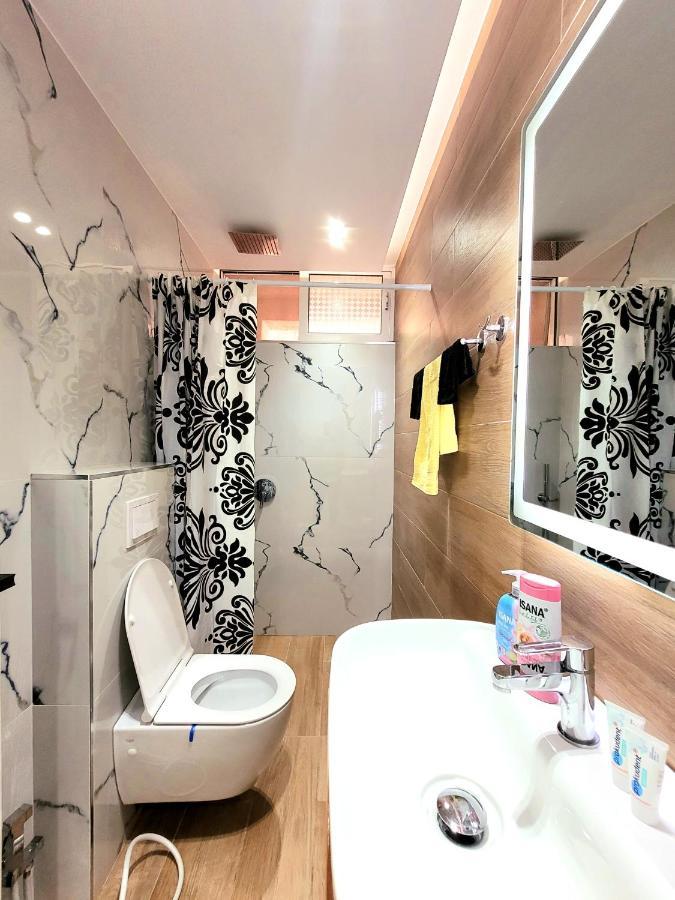 Loi Apartment Sarandë Esterno foto