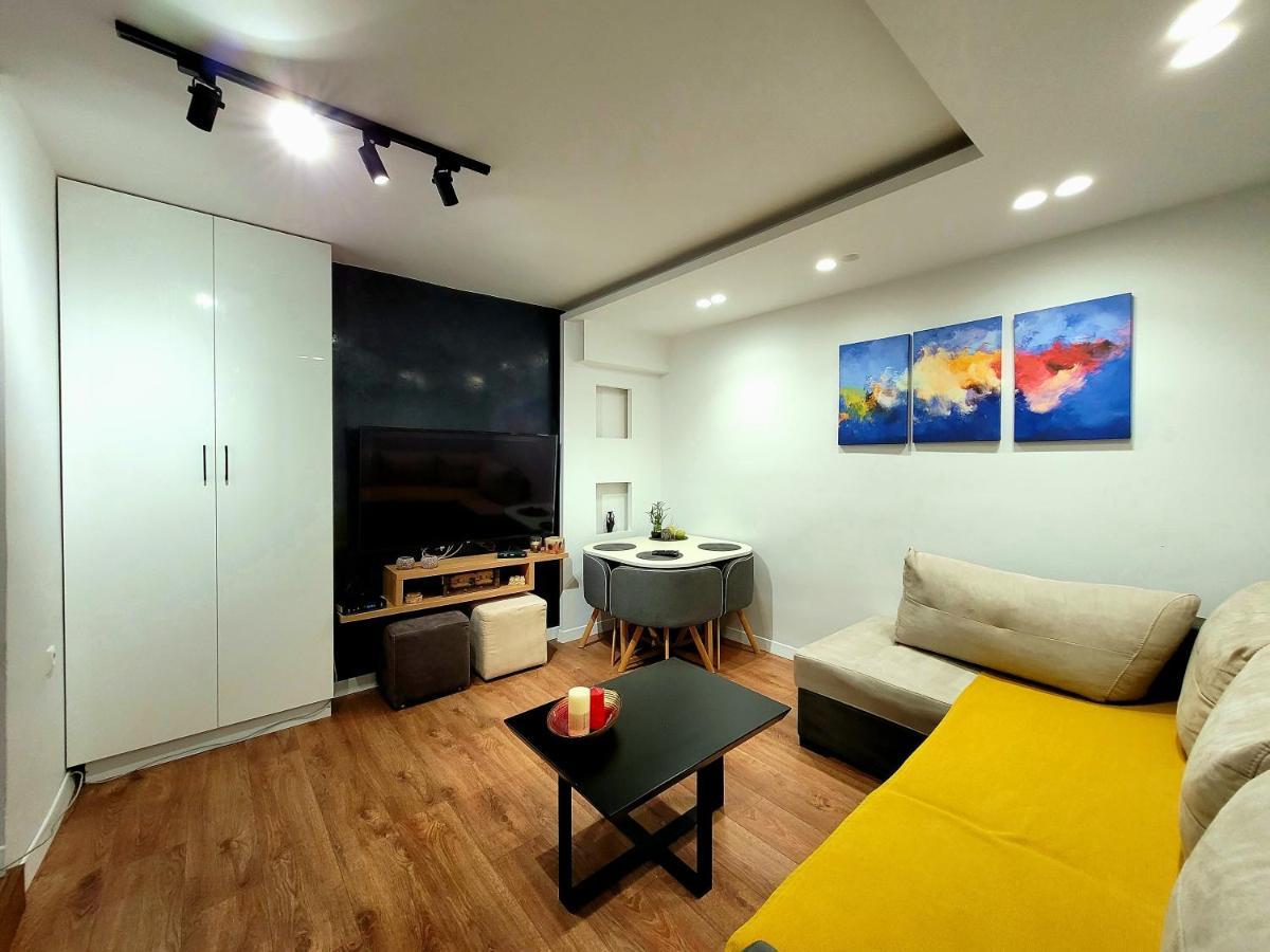 Loi Apartment Sarandë Esterno foto