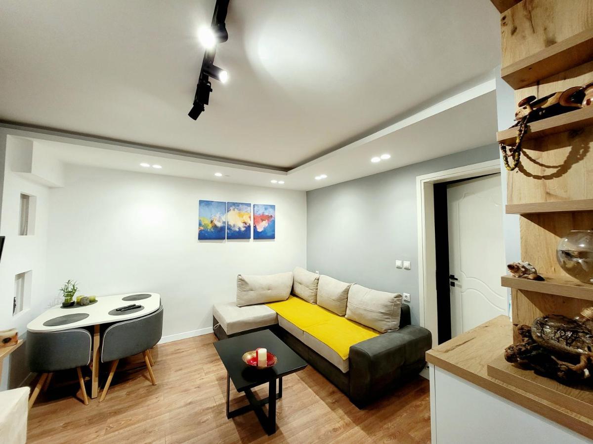 Loi Apartment Sarandë Esterno foto
