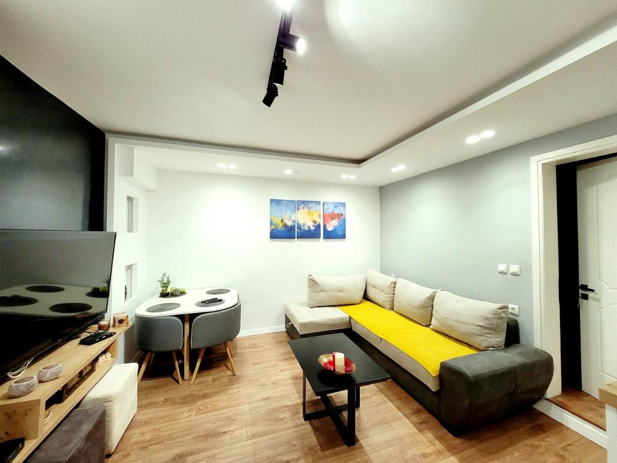 Loi Apartment Sarandë Esterno foto