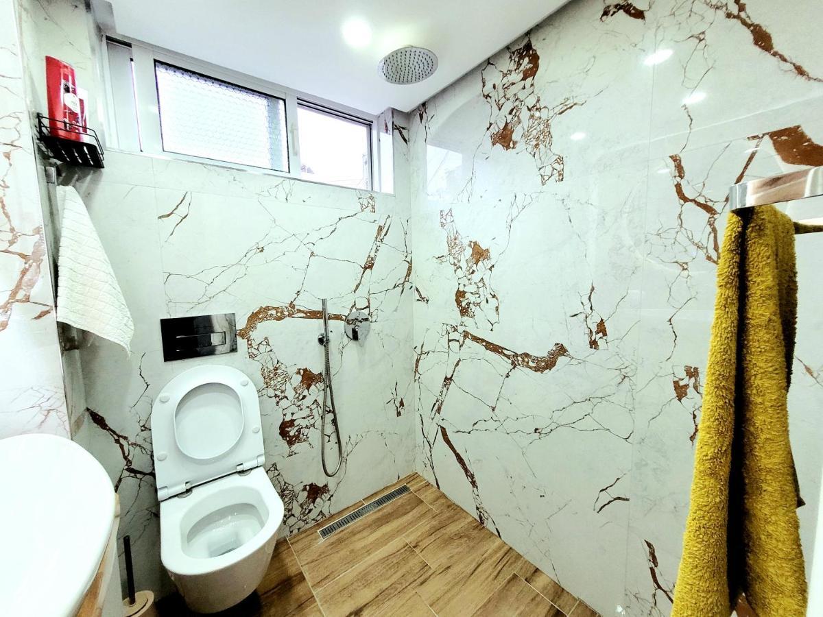 Loi Apartment Sarandë Esterno foto