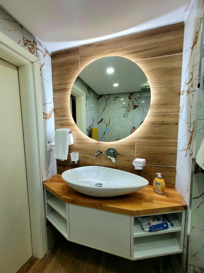 Loi Apartment Sarandë Esterno foto
